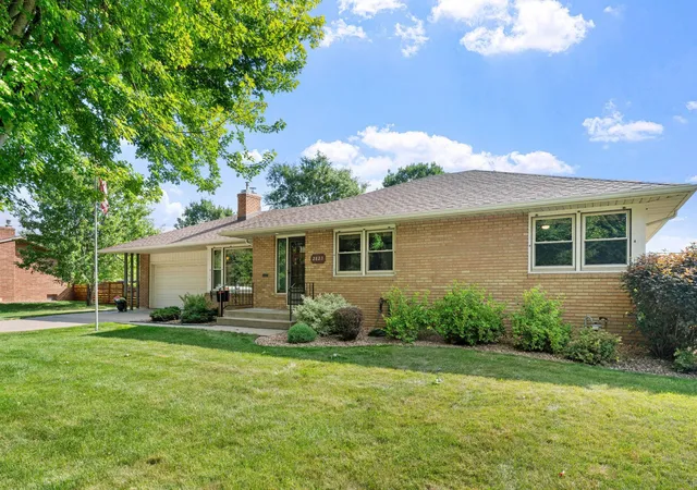 Photo 3 of Sale Pending at 2823 Silver Lake Rd Ne, Saint Anthony, MN 55418 | MLS# 7129173 | Listing updated on 2026-09-21