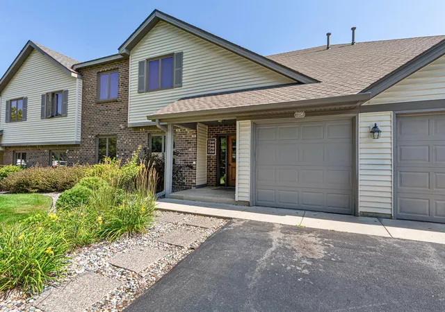 2nd image of 7250 Hunters Run, Eden Prairie, MN 55346 | MLS# 7129208