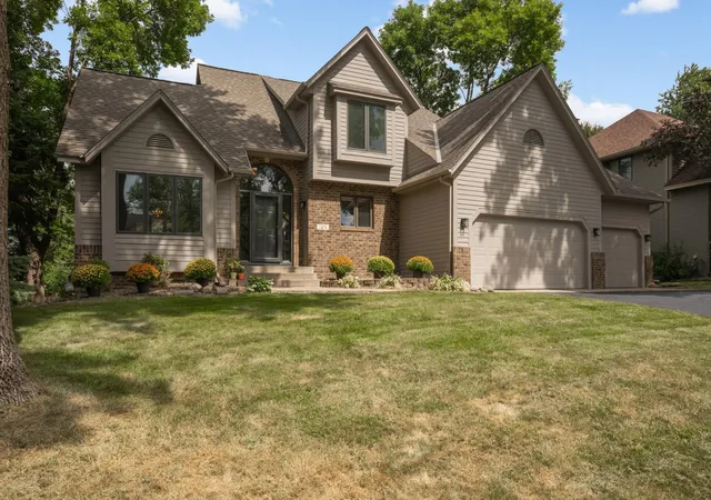 2nd image of 1381 Interlachen Dr, Saint Paul, MN 55123 | MLS# 7129236