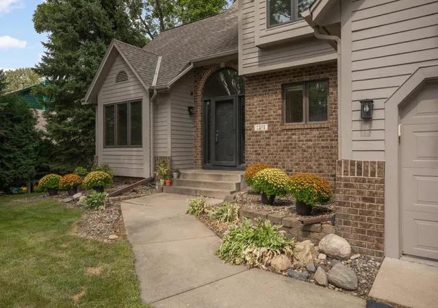 3rd image of 1381 Interlachen Dr, Saint Paul, MN 55123 | MLS# 7129236
