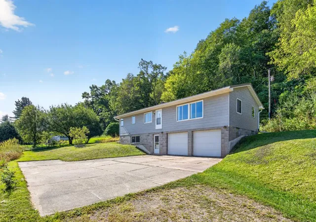 Photo 4 of Single family home for sale at 18599 Horse Shoe Rd, Rollingstone, MN 55969 | MLS# 7129240 | Listing updated on 2026-09-17