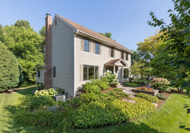 2nd image of 9017 Larkspur Ln, Eden Prairie, MN 55347 | MLS# 7129446