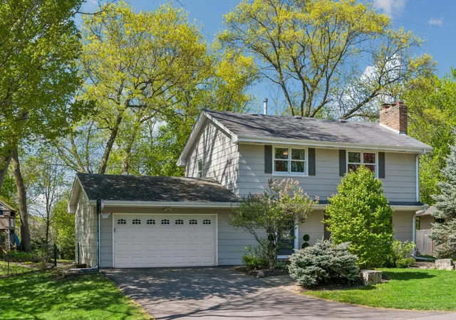 1st image of 290 Ridgeview Dr E, Wayzata, MN 55391 | MLS# 7129566