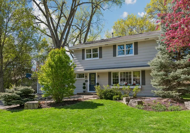 2nd image of 290 Ridgeview Dr E, Wayzata, MN 55391 | MLS# 7129566
