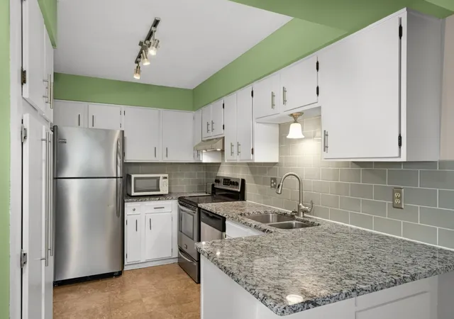 3rd image of 10397 Juniper Ln, Eden Prairie, MN 55347 | MLS# 7129575