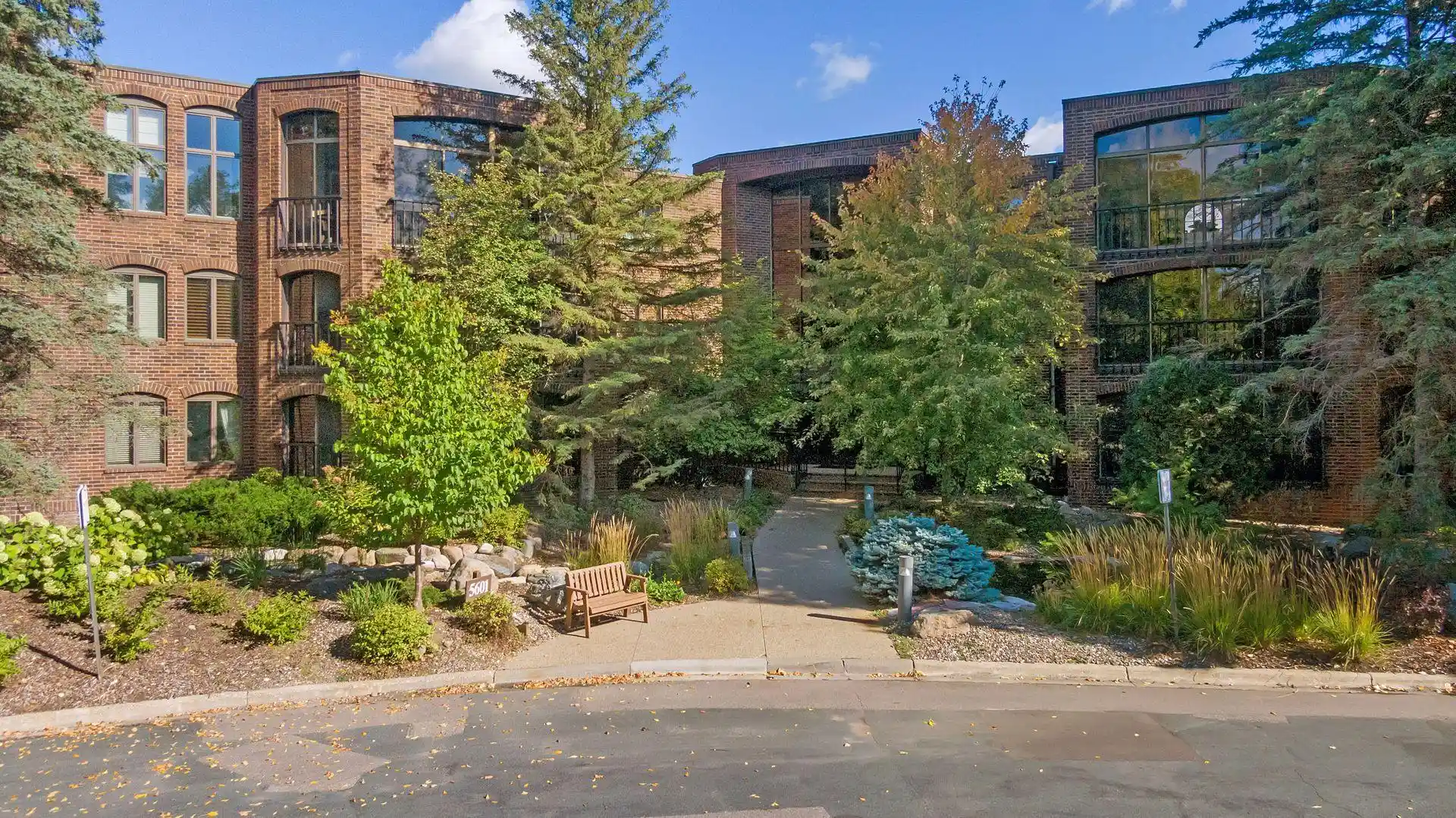 Listing Photo 2 - Condo for sale in 5601 Dewey Hl Rd located at 5601 Dewey Hl Rd, Edina, MN 55439 - Unit #210