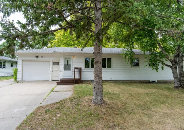 2nd image of 1715 19th St S, Moorhead, MN 56560 | MLS# 7129643
