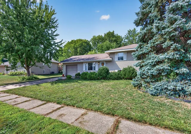 2nd image of 958 Cortland Dr, Saint Paul, MN 55124 | MLS# 7129668
