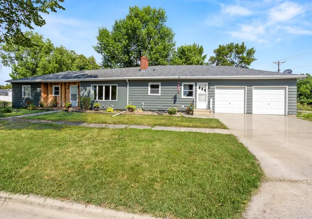 Photo 1 of Single family home for sale at 824 4th Avenue N, Wahpeton, ND 58075 | MLS# 7129688 | Listing updated on 2026-10-02