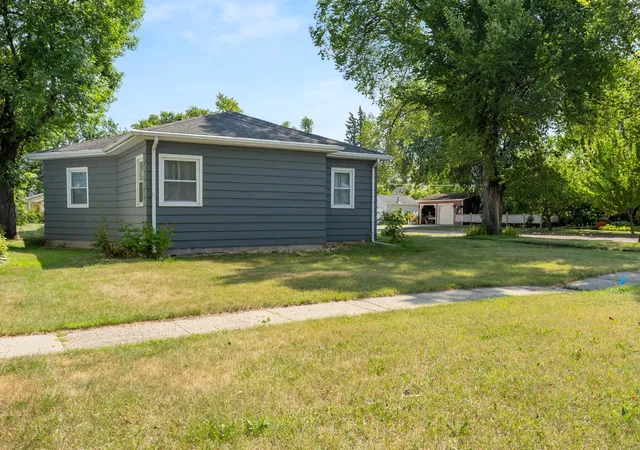 Photo 2 of Single family home for sale at 824 4th Avenue N, Wahpeton, ND 58075 | MLS# 7129688 | Listing updated on 2026-08-20