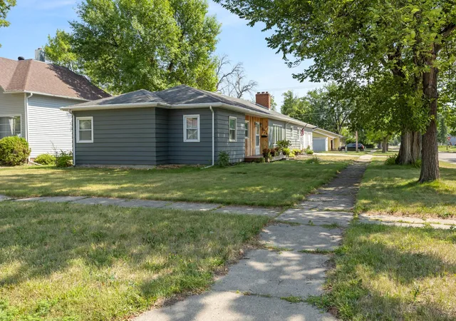Photo 3 of Single family home for sale at 824 4th Avenue N, Wahpeton, ND 58075 | MLS# 7129688 | Listing updated on 2026-08-20