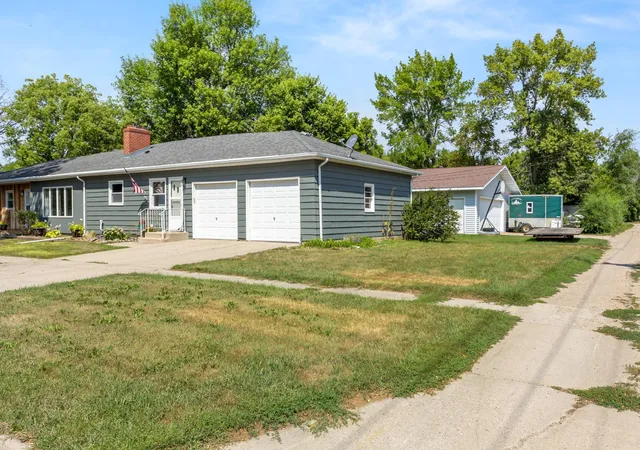 Photo 4 of Single family home for sale at 824 4th Avenue N, Wahpeton, ND 58075 | MLS# 7129688 | Listing updated on 2026-08-20