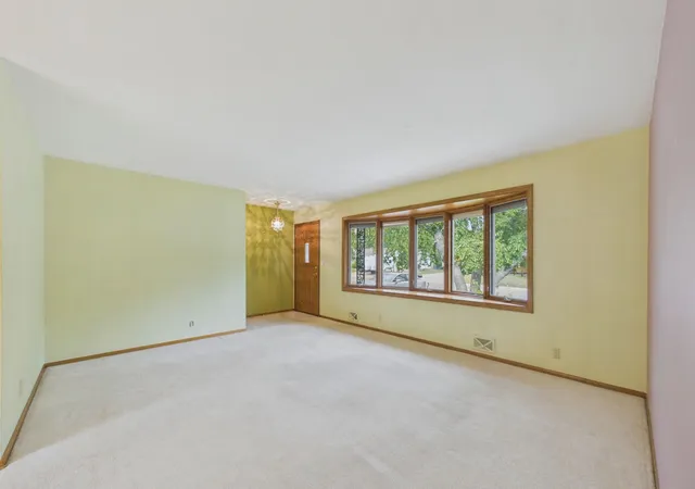 2nd image of 1761 Emerald Dr, New Brighton, MN 55112 | MLS# 7129729