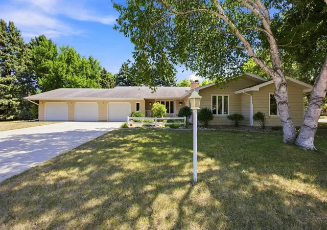 Photo 1 of Single family home for sale at 3206 Rivershore Dr S, Moorhead, MN 56560 | MLS# 7129762 | Listing updated on 2026-08-20