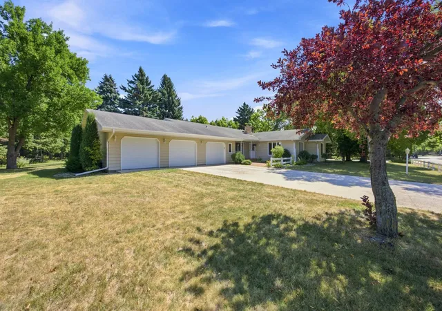 Photo 2 of Single family home for sale at 3206 Rivershore Dr S, Moorhead, MN 56560 | MLS# 7129762 | Listing updated on 2026-08-20