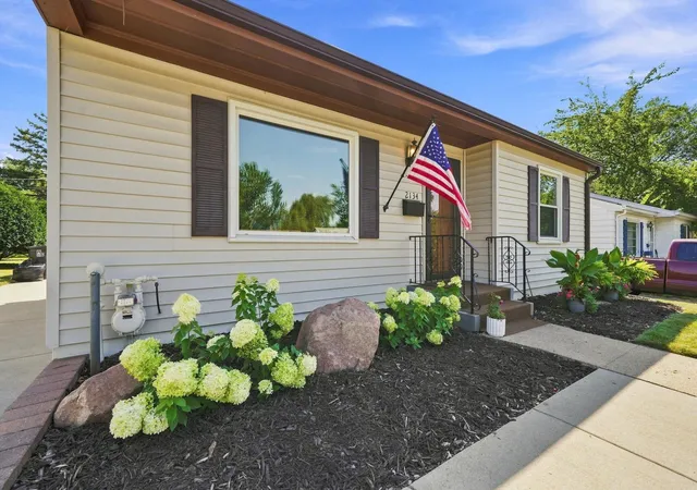 2nd image of 2134 4th St E, Saint Paul, MN 55119 | MLS# 7129770