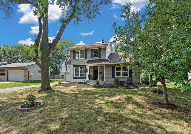 1st image of 1694 Hinton Trl N, Saint Paul, MN 55128 | MLS# 7129790