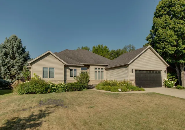 Photo 3 of Single family home for sale at 431 Clearview Ct, Moorhead, MN 56560 | MLS# 7129822 | Listing updated on 2026-09-03