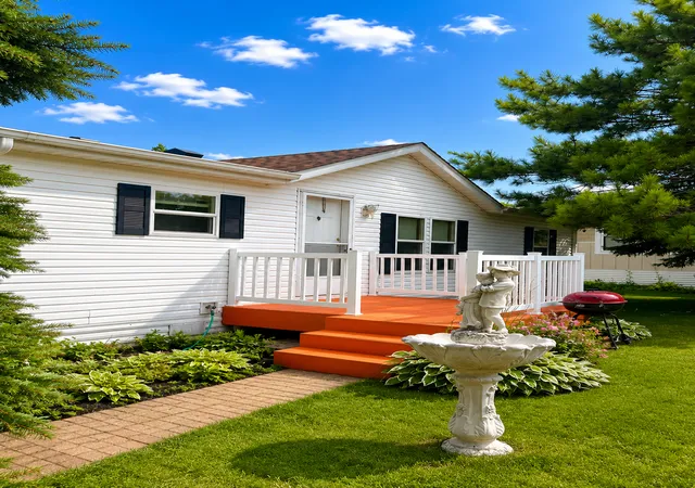 Photo 2 of Single family home for sale at 150 Star Cir, Vadnais Heights, MN 55127 | MLS# 7129825 | Listing updated on 2026-09-04