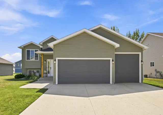 Photo 1 of Single family home for sale at 1829 43rd Avenue S, Moorhead, MN 56560 | MLS# 7129830 | Listing updated on 2026-09-17