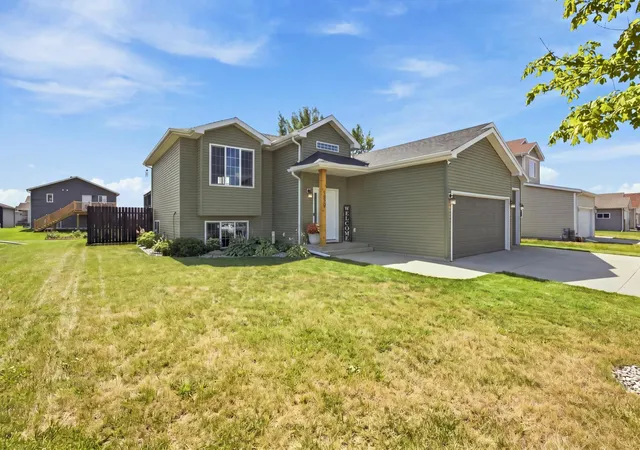 Photo 2 of Single family home for sale at 1829 43rd Avenue S, Moorhead, MN 56560 | MLS# 7129830 | Listing updated on 2026-08-28