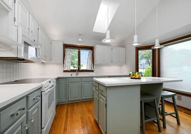 Photo 3 of Single family home for sale at 14624 Hanover Ln, Apple Valley, MN 55124 | MLS# 7129860 | Listing updated on 2026-10-01