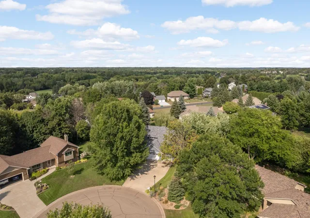 Photo 3 of Sale Pending at 2260 Walnut Crk Dr W, Stillwater, MN 55082 | MLS# 7129955 | Listing updated on 2026-08-31