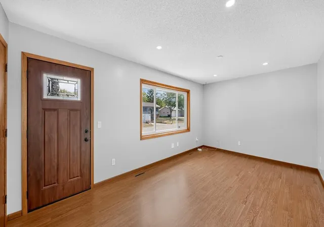image of 1028 W Elm St, Lake City, MN 55041 | MLS# 7129976