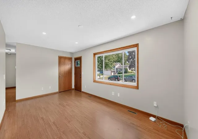 image of 1028 W Elm St, Lake City, MN 55041 | MLS# 7129976