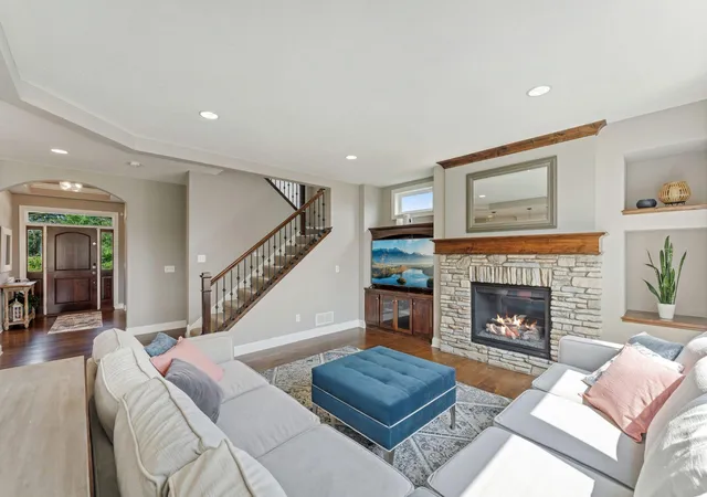Photo 4 of Single family home for sale at 10 Crescent Ln, Saint Paul, MN 55127 | MLS# 7130034 | Listing updated on 2026-10-06