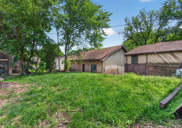 Photo 3 of Single family home for sale at 202 N Lincoln St, Lake Crystal, MN 56055 | MLS# 7130055 | Listing updated on 2026-10-08