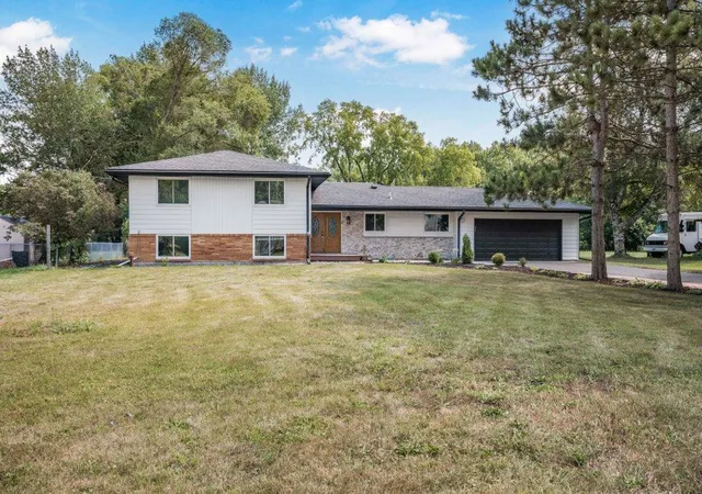 Photo 2 of Single family home for sale at 2958 Vanderbie St, Saint Paul, MN 55117 | MLS# 7130083 | Listing updated on 2026-09-02