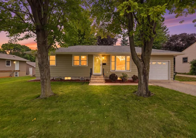 Photo 2 of Sale Pending at 470 Union St, Saint Peter, MN 56082 | MLS# 7130111 | Listing updated on 2026-08-27