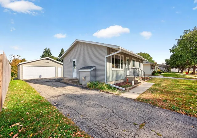 Photo 2 of Single family home for sale at 967 16 1/4 St Se, Rochester, MN 55904 | MLS# 7130128 | Listing updated on 2026-10-22