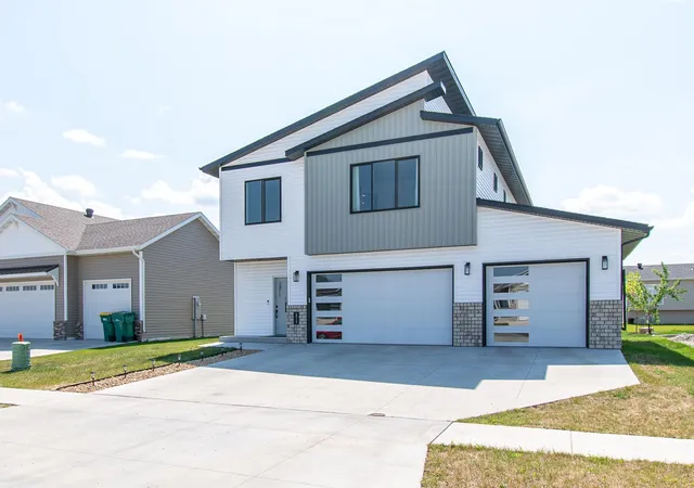 Photo 2 of Single family home for sale at 6013 Kodiak Ln, Horace, ND 58047 | MLS# 7130170 | Listing updated on 2026-10-16