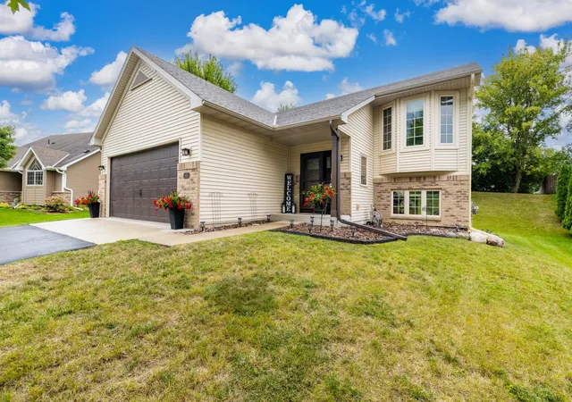 Photo 3 of Sale Pending at 924 Firethorne Trl, Jordan, MN 55352 | MLS# 7130211 | Listing updated on 2026-09-08