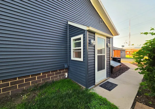 Photo 3 of Single family home for sale at 615 Elm Ave W, Waseca, MN 56093 | MLS# 7130291 | Listing updated on 2026-08-24