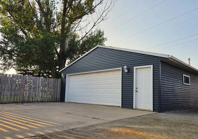 Photo 4 of Single family home for sale at 615 Elm Ave W, Waseca, MN 56093 | MLS# 7130291 | Listing updated on 2026-08-24