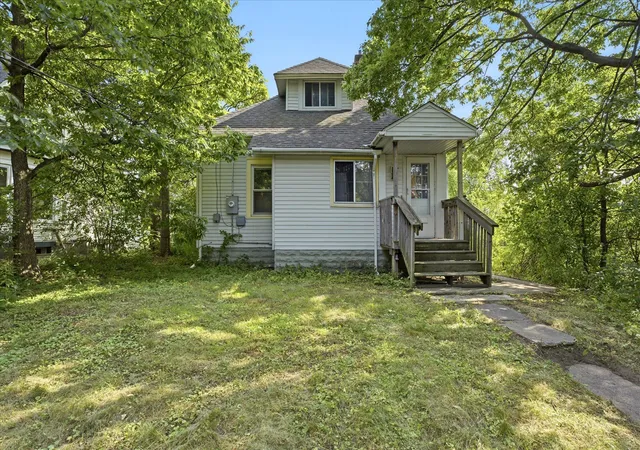 Photo 3 of Single family home for sale at 1565 7th Street E, Saint Paul, MN 55106 | MLS# 7130380 | Listing updated on 2026-10-16