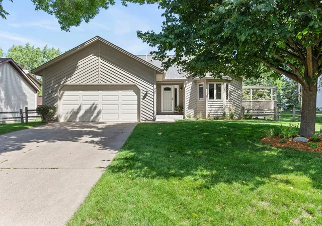 Photo 1 of Sale Pending at 987 Kettle Crk Rd, Saint Paul, MN 55123 | MLS# 7130382 | Listing updated on 2026-09-30