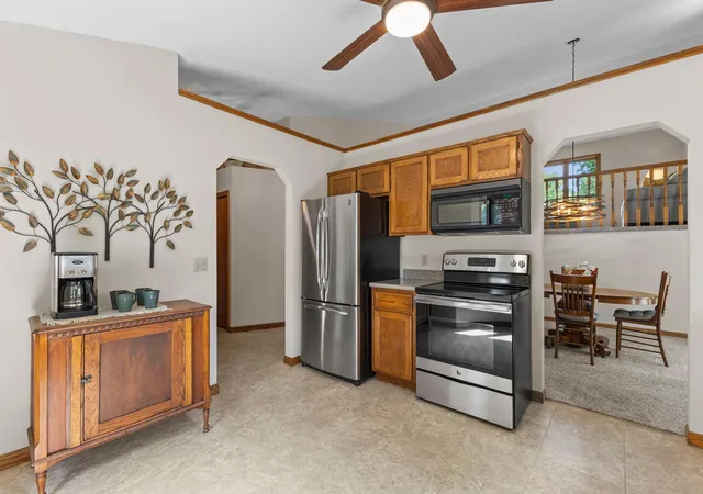 Photo 3 of Sale Pending at 987 Kettle Crk Rd, Saint Paul, MN 55123 | MLS# 7130382 | Listing updated on 2026-09-30
