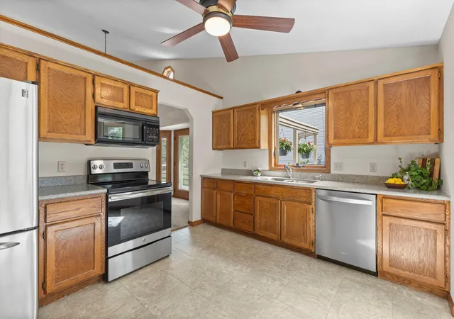 Photo 3 of Sale Pending at 987 Kettle Crk Rd, Saint Paul, MN 55123 | MLS# 7130382 | Listing updated on 2026-09-30