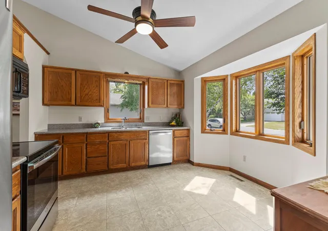 Photo 4 of Sale Pending at 987 Kettle Crk Rd, Saint Paul, MN 55123 | MLS# 7130382 | Listing updated on 2026-09-30