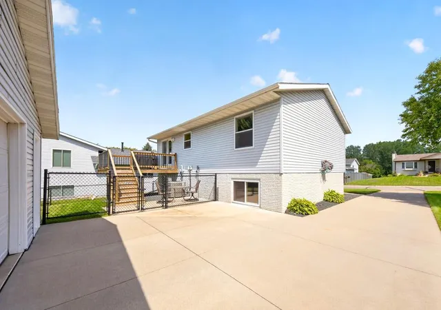 Photo 2 of Single family home for sale at 5113 19 1/2 Avenue Ln Nw, Rochester, MN 55901 | MLS# 7130392 | Listing updated on 2026-09-22