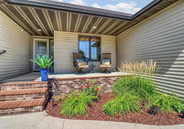 Photo 4 of Single family home for sale at 555 Queens Ct, Moorhead, MN 56560 | MLS# 7130409 | Listing updated on 2026-09-28