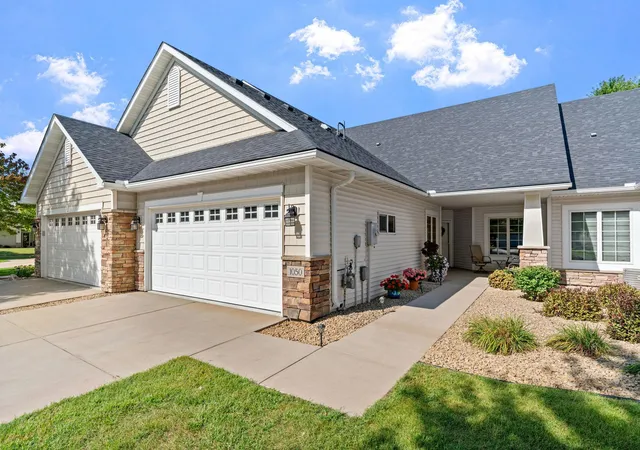 Photo 2 of Single family home for sale at 1050 Woodland Dr, Hastings, MN 55033 | MLS# 7130471 | Listing updated on 2026-10-01