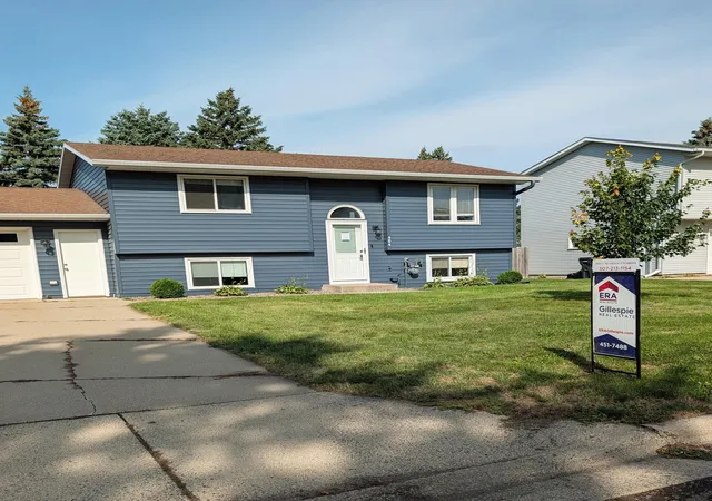 2nd image of 404 Kim Ln, Owatonna, MN 55060 | MLS# 7130620