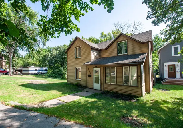 2nd image of 422 N Cleveland Ave, Fergus Falls, MN 56537 | MLS# 7130621