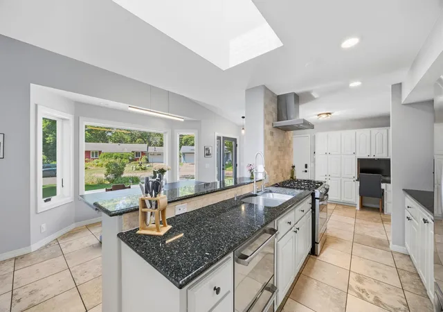 5th image of 660 Harmony Cir, Wayzata, MN 55391 | MLS# 7130739