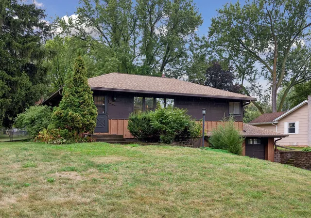 Photo 2 of Single family home for sale at 5073 Holiday Rd, Minnetonka, MN 55345 | MLS# 7130782 | Listing updated on 2026-09-17